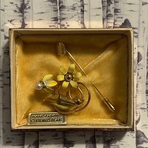 Elegant Floral Brooch with Cultured Pearl